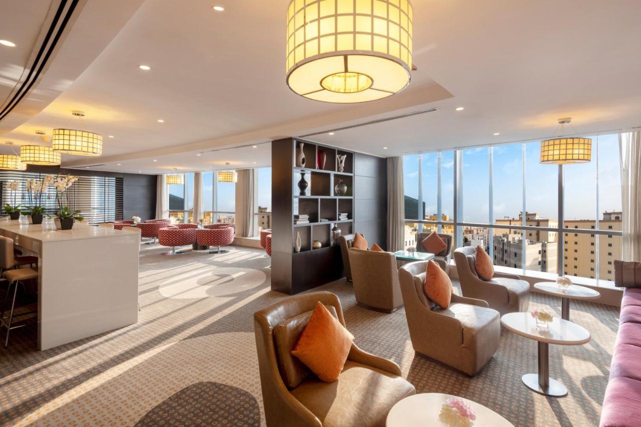 Crowne Plaza Doha - The Business Park By Ihg Hotell Exteriör bild The Club lounge at Singapore Changi Airport