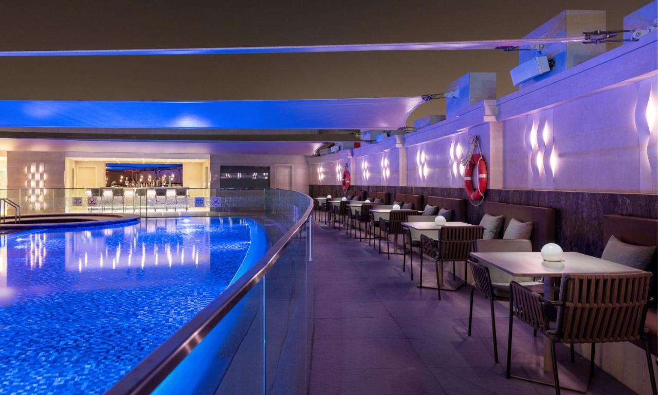 Crowne Plaza Doha - The Business Park By Ihg Hotell Exteriör bild The pool at the hotel