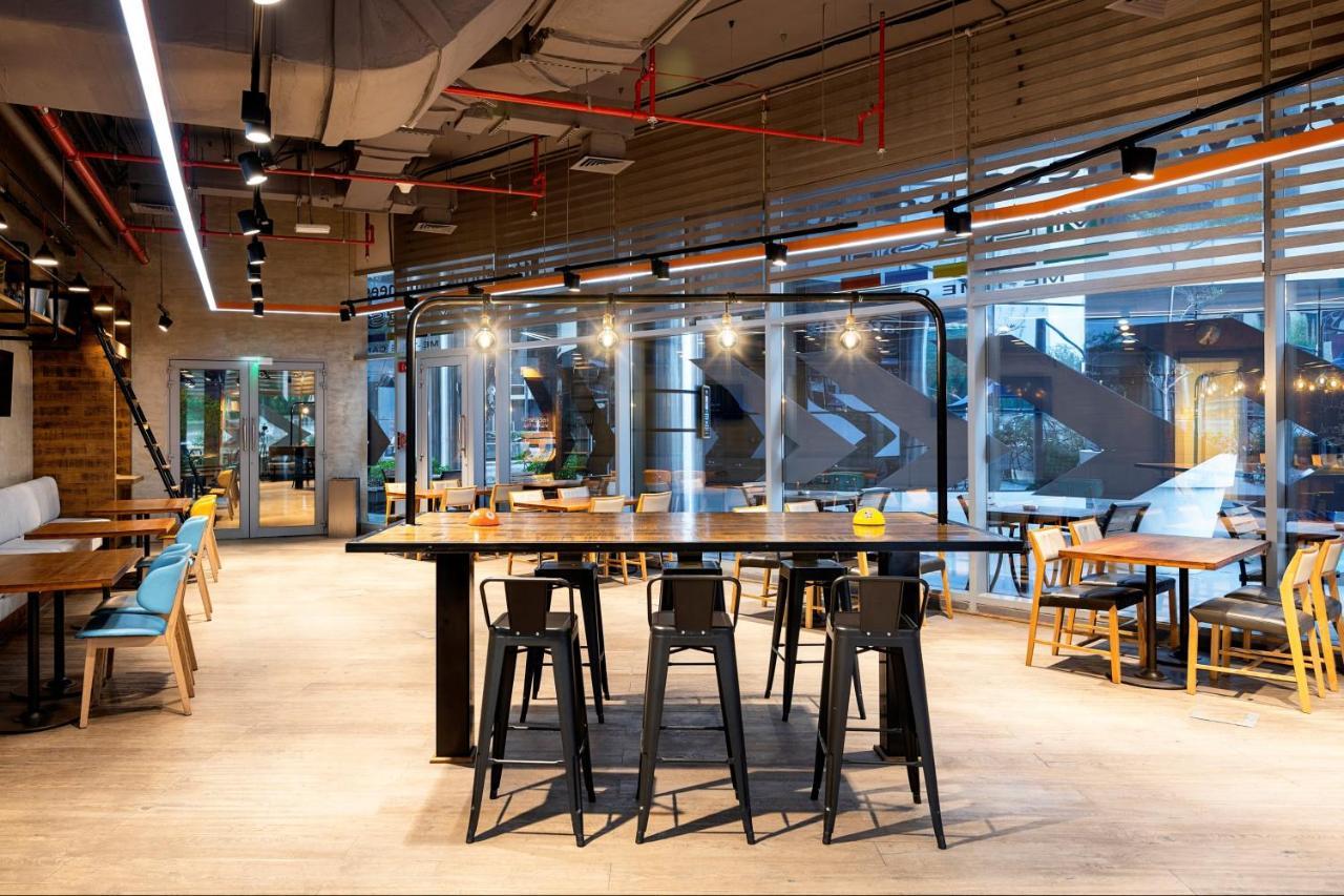 Crowne Plaza Doha - The Business Park By Ihg Hotell Exteriör bild The interior of the library