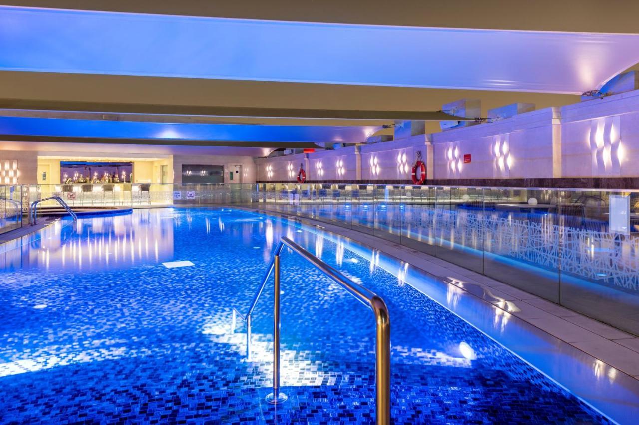Crowne Plaza Doha - The Business Park By Ihg Hotell Exteriör bild The pool at the Hilton London Heathrow