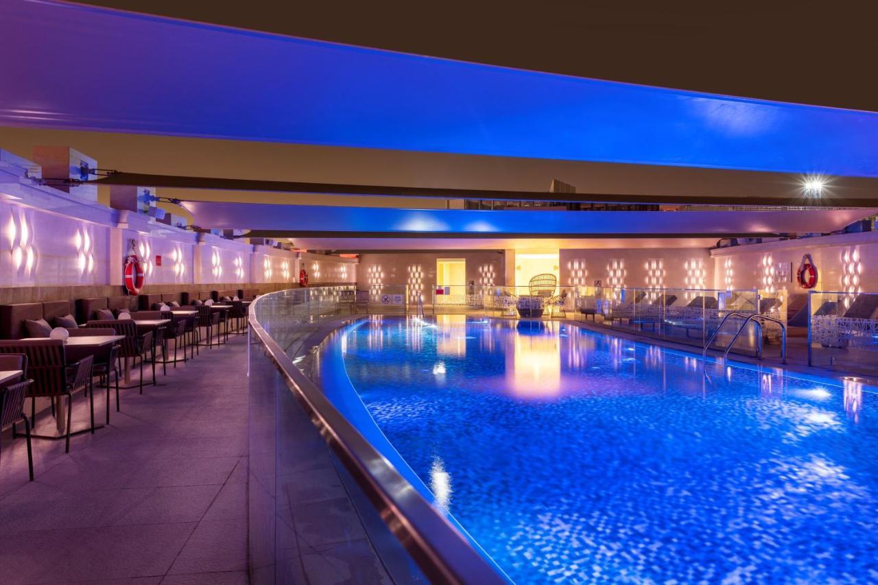 Crowne Plaza Doha - The Business Park By Ihg Hotell Exteriör bild The pool at the hotel