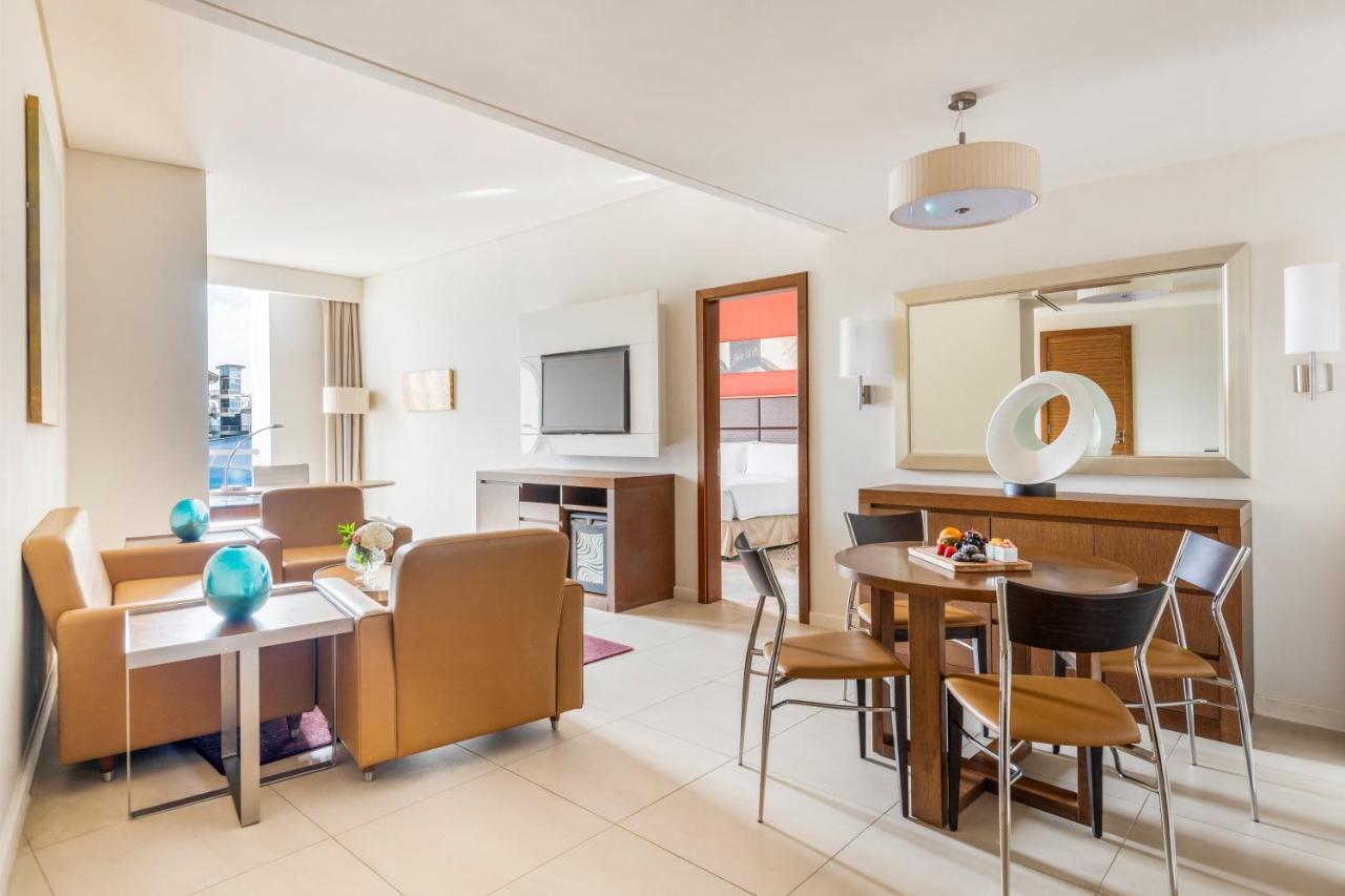 Crowne Plaza Doha - The Business Park By Ihg Hotell Exteriör bild A suite at the hotel