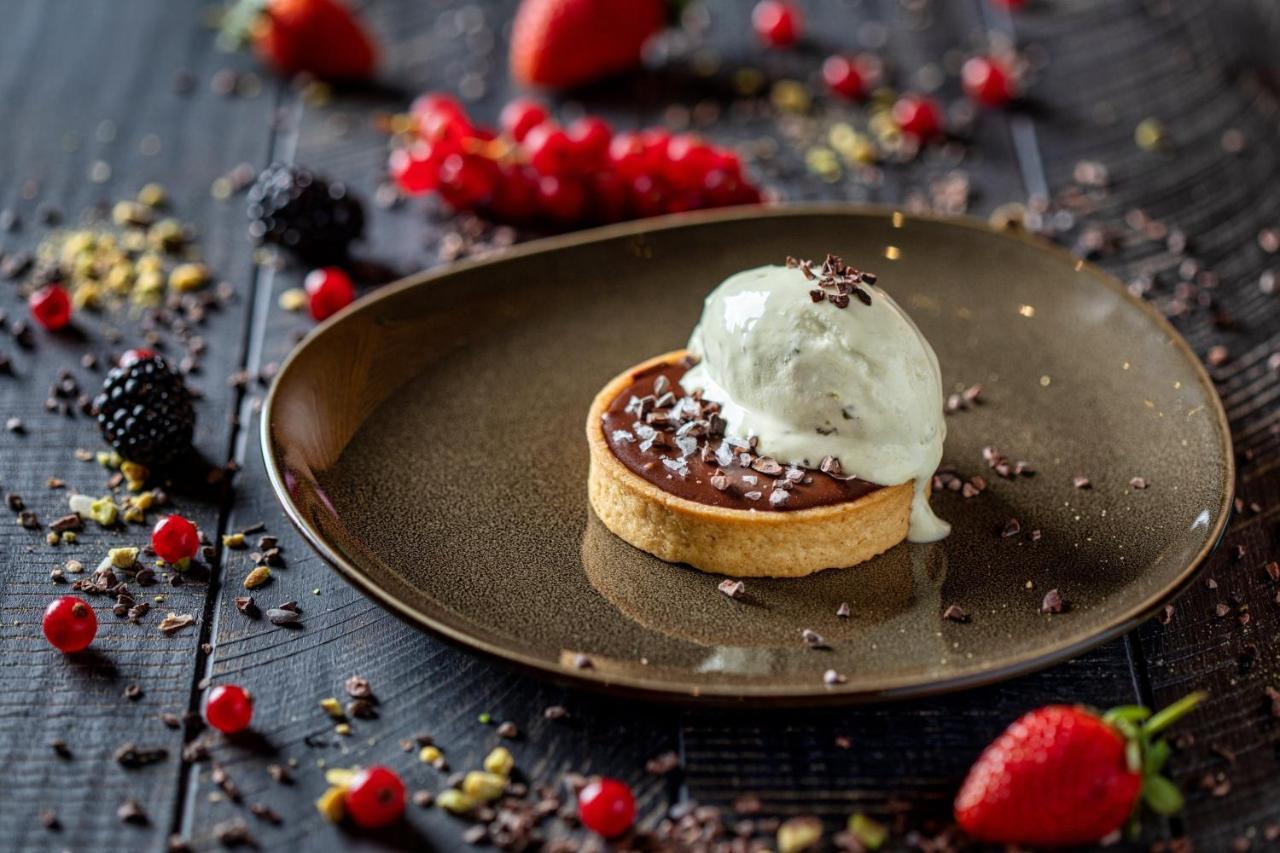 Crowne Plaza Doha - The Business Park By Ihg Hotell Exteriör bild Chocolate tart with ice cream