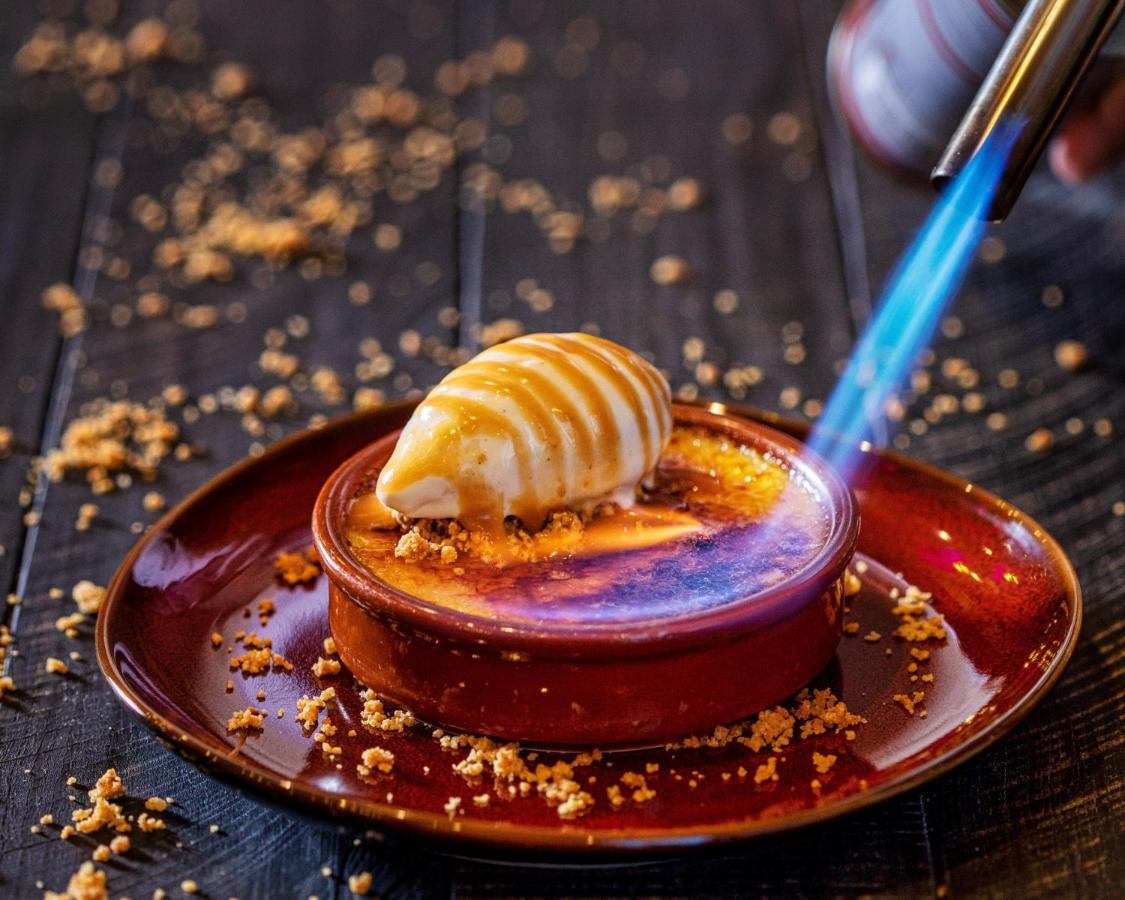 Crowne Plaza Doha - The Business Park By Ihg Hotell Exteriör bild A crème brûlée being caramelized