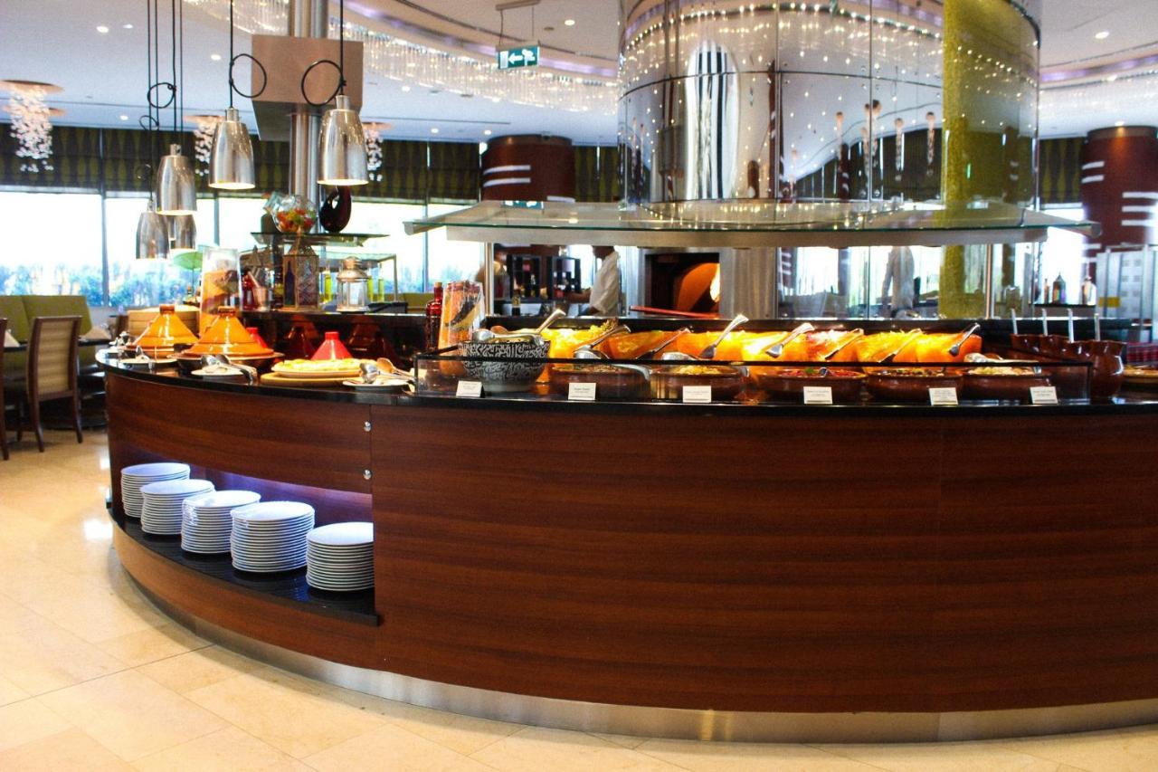 Crowne Plaza Doha - The Business Park By Ihg Hotell Exteriör bild A buffet at a hotel