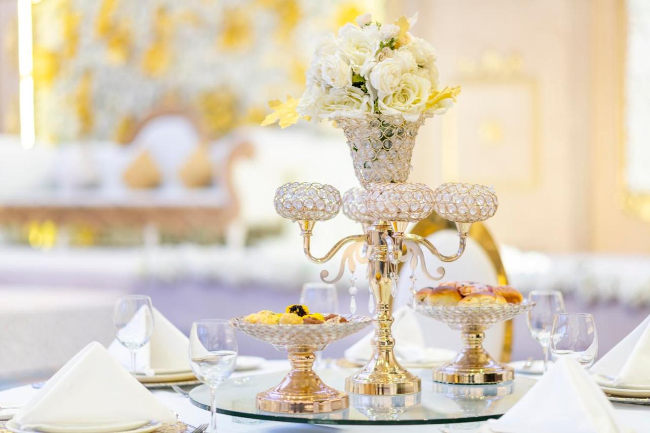 Crowne Plaza Doha - The Business Park By Ihg Hotell Exteriör bild Thai table setting