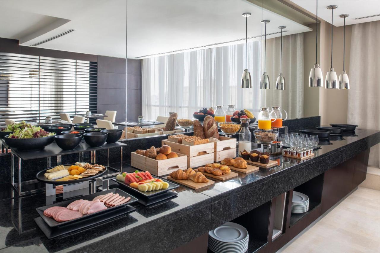 Crowne Plaza Doha - The Business Park By Ihg Hotell Exteriör bild A buffet at a hotel