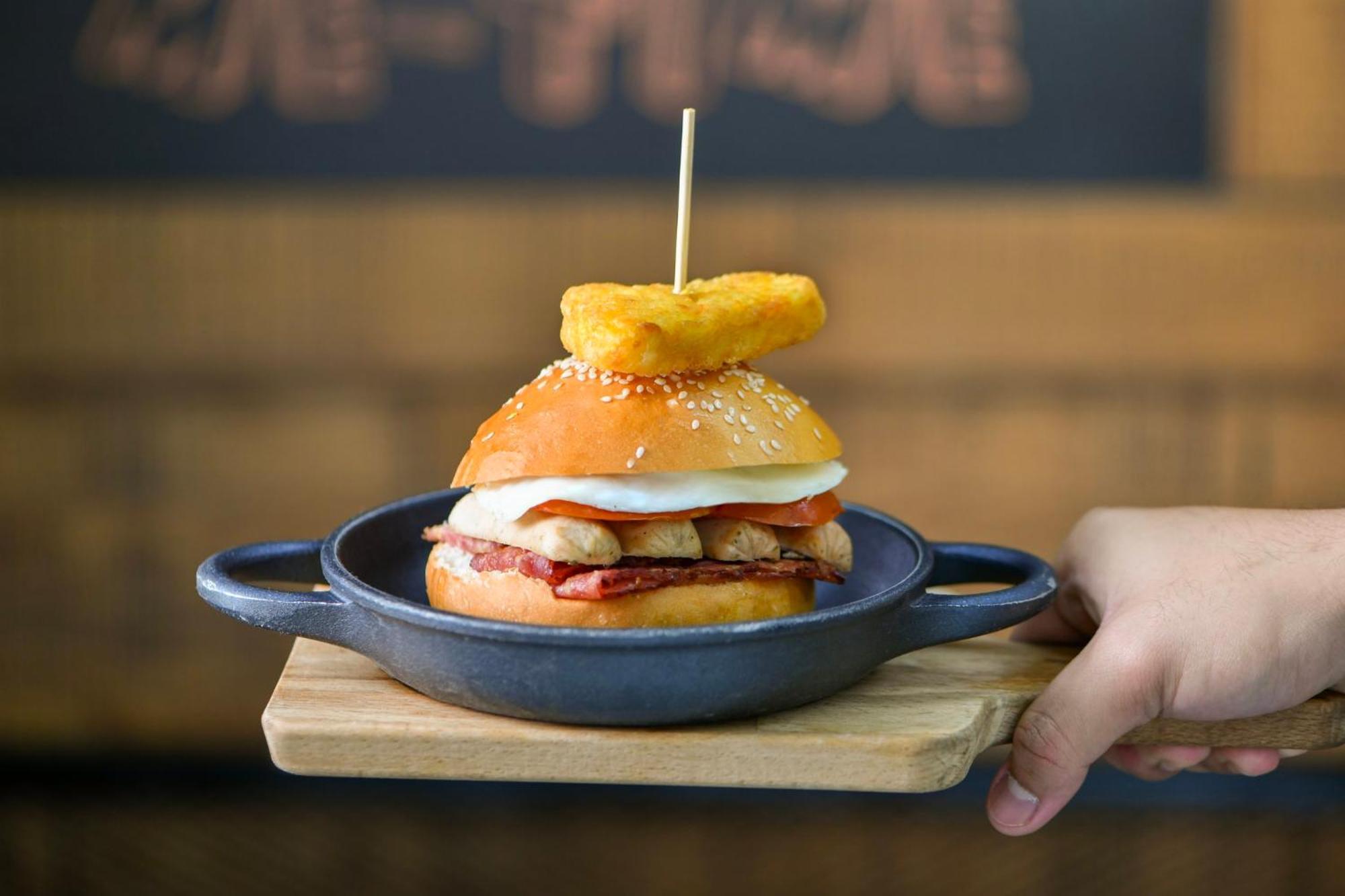 Crowne Plaza Doha - The Business Park By Ihg Hotell Exteriör bild A chicken burger