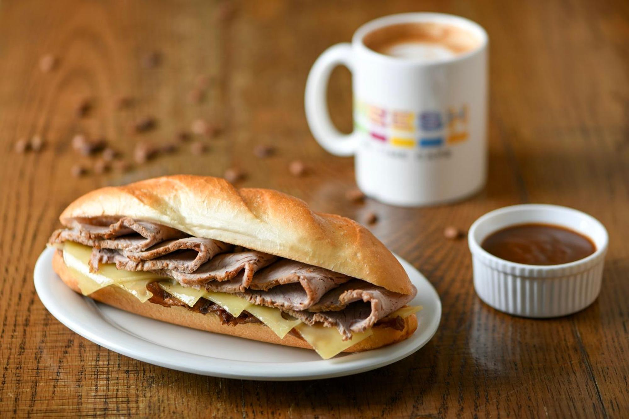 Crowne Plaza Doha - The Business Park By Ihg Hotell Exteriör bild A roast beef and cheese sub