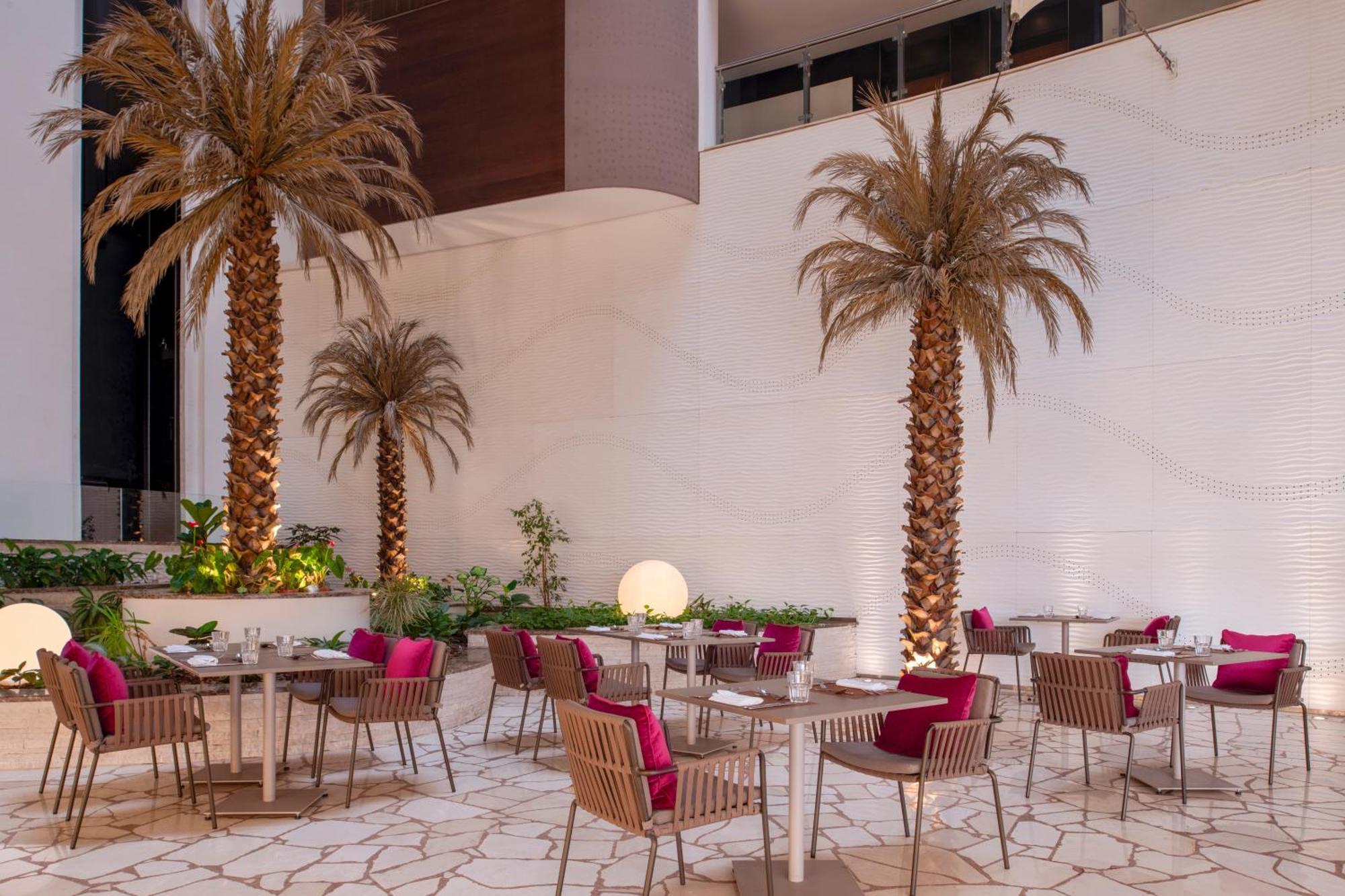 Crowne Plaza Doha - The Business Park By Ihg Hotell Exteriör bild The Palm Beach